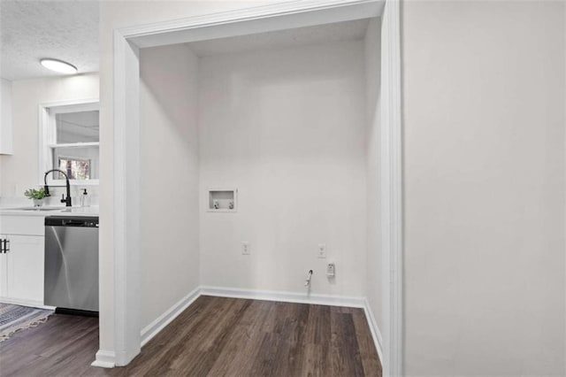 laundry room with sink, dark hardwood / wood-style flooring, hookup for a washing machine, and a textured ceiling