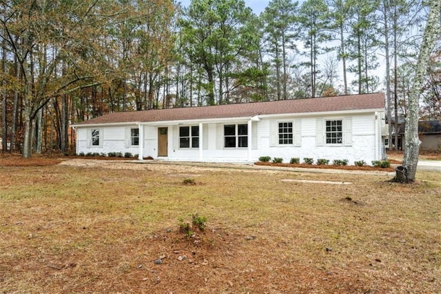 single story home with a front lawn