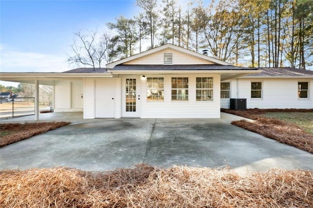 view of front facade with a carport