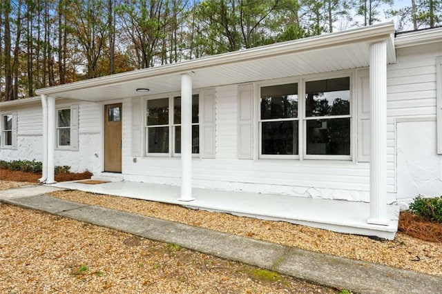 entrance to property featuring a porch