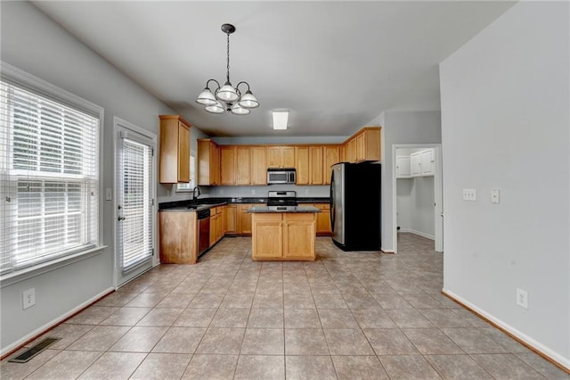 3805 Roxwood Park Dr, Buford, GA 30518 - kitchen with appliances with stainless steel finishes, a sink, a chandelier, dark countertops, and a kitchen island