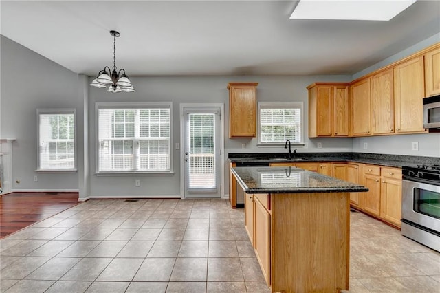 3805 Roxwood Park Dr, Buford, GA 30518 - kitchen with stainless steel appliances, a sink, a center island, a chandelier, and light brown cabinetry
