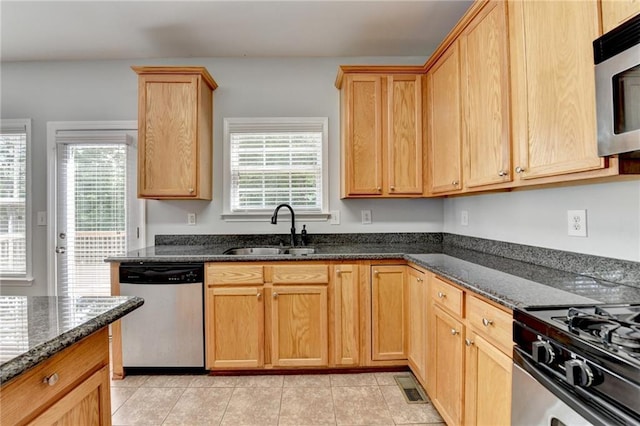 3805 Roxwood Park Dr, Buford, GA 30518 - kitchen with stainless steel appliances, a sink, dark stone countertops, and light brown cabinets