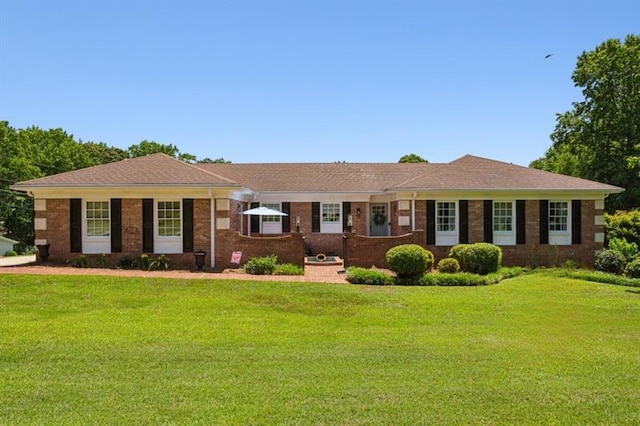 ranch-style house featuring a front lawn