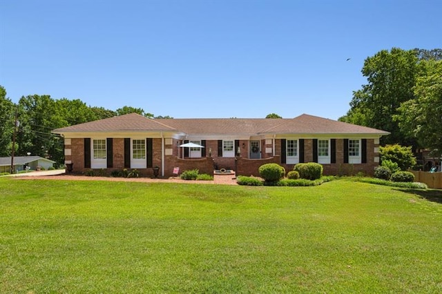 ranch-style home with a front yard