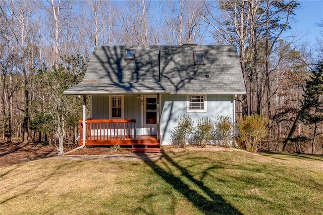 view of front of property featuring a front lawn