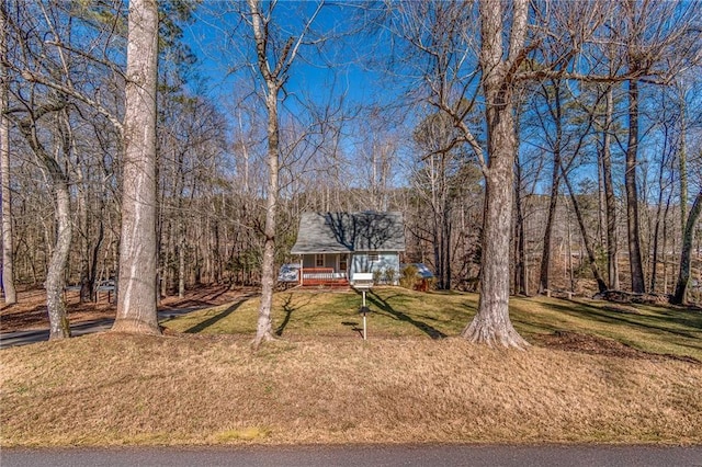 view of front of property featuring a porch and a front lawn