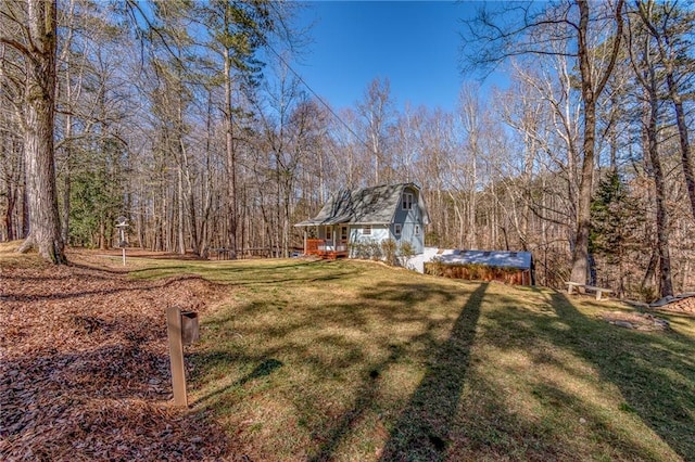 view of yard featuring an outbuilding