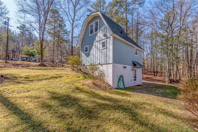 view of side of property featuring a yard