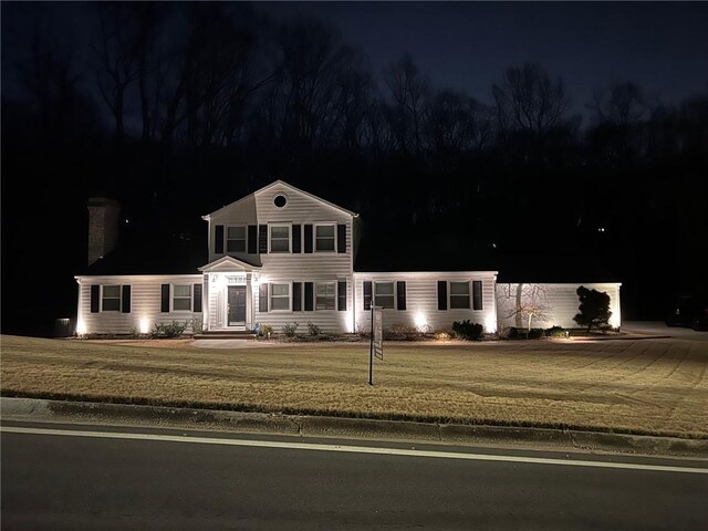 view of front of property featuring a lawn