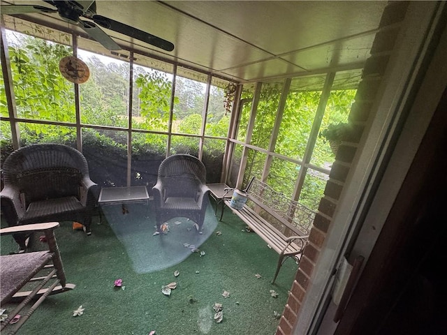 sunroom / solarium featuring a ceiling fan