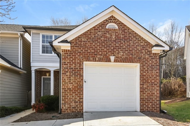 view of front property featuring a garage