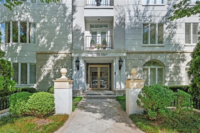 property entrance featuring a balcony