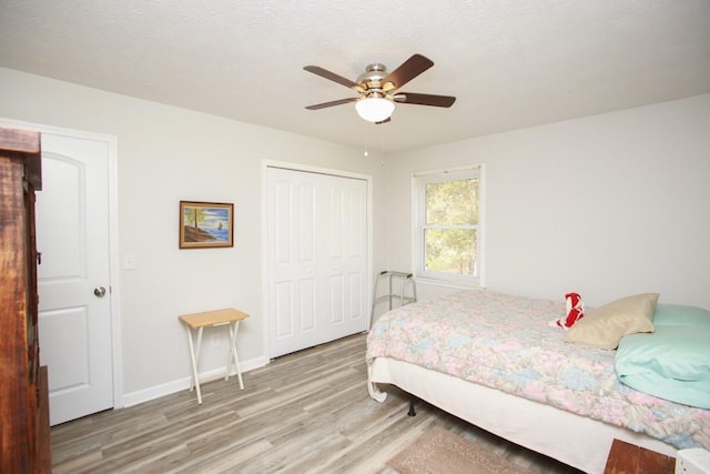 bedroom featuring a closet, ceiling fan, a textured ceiling, and light wood-type flooring