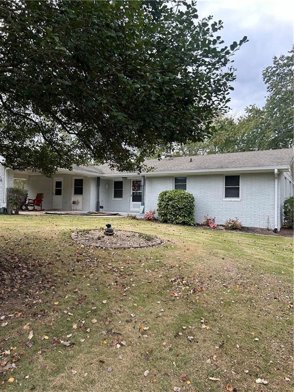 view of front of property featuring a front lawn