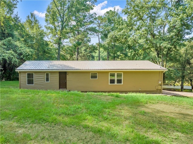 back of house featuring a lawn