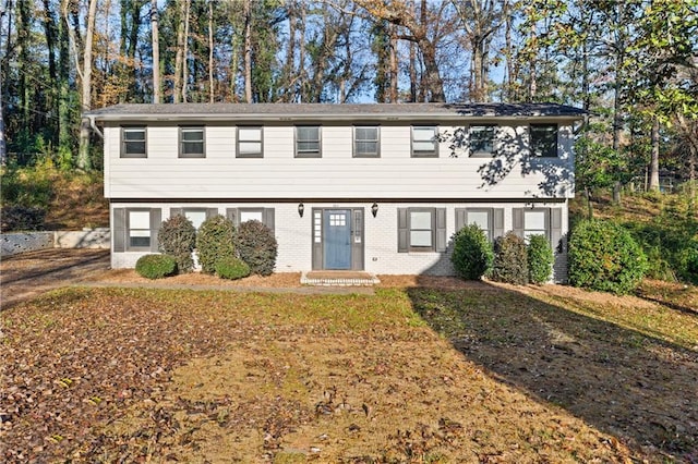 view of front of property featuring a front yard