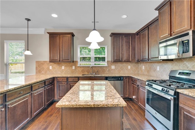 kitchen with a sink, visible vents, stainless steel appliances, and dark wood-type flooring