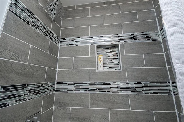 details featuring tiled shower