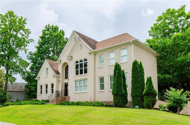 view of front facade featuring a front yard