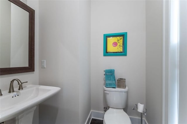 bathroom featuring toilet and sink