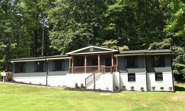 view of front of house featuring a front lawn and covered porch