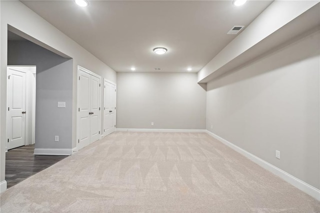 finished basement featuring visible vents, baseboards, carpet flooring, and recessed lighting