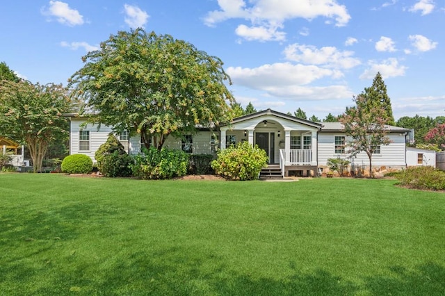 view of front of property featuring a front yard