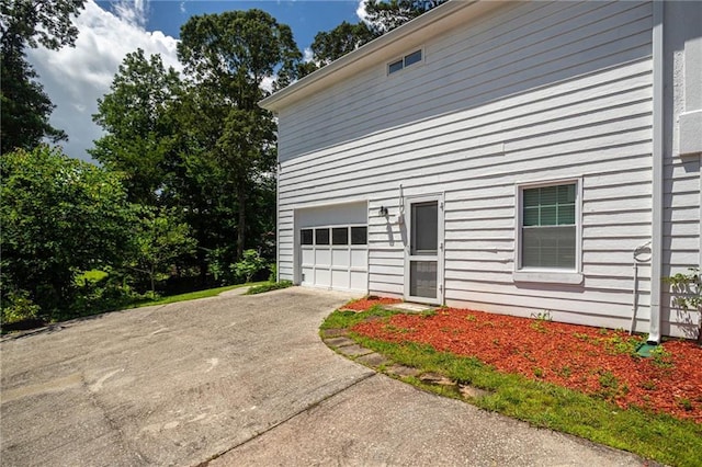 2355 Quail Creek Ter, Buford, GA 30519 - view of side of home with concrete driveway and an attached garage