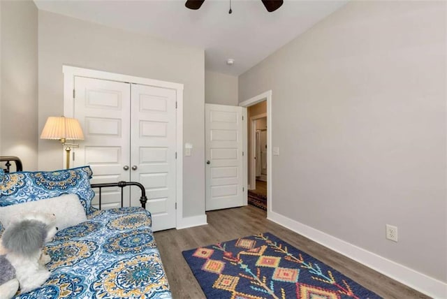 bedroom featuring ceiling fan, dark hardwood / wood-style floors, and a closet