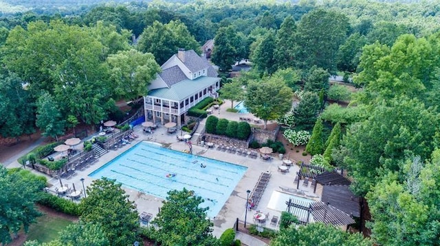 birds eye view of property featuring a forest view