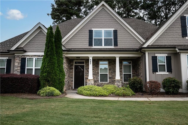 craftsman-style house featuring a front yard