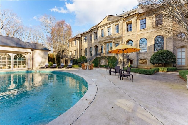 view of swimming pool featuring a patio