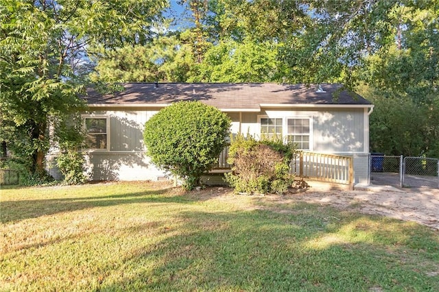 view of front facade featuring a front lawn