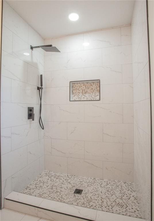 full bathroom featuring a tile shower