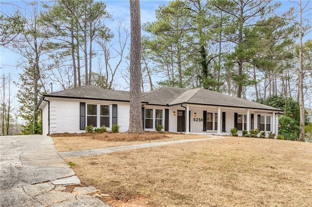 view of front of property featuring a front yard and covered porch