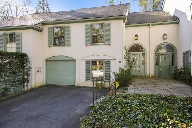 view of front facade featuring a garage