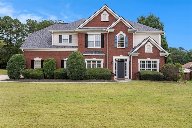 view of front of property featuring a front lawn