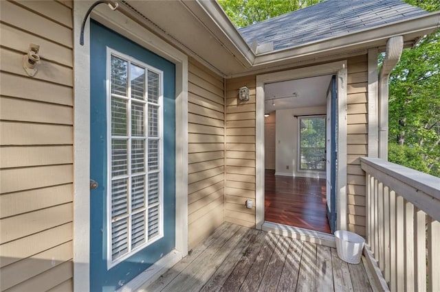 entrance to property featuring a shingled roof