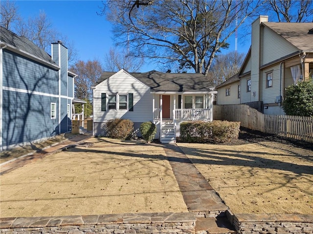 view of front of house with covered porch and fence