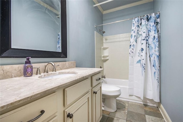 full bathroom featuring shower / tub combo, baseboards, toilet, crown molding, and vanity