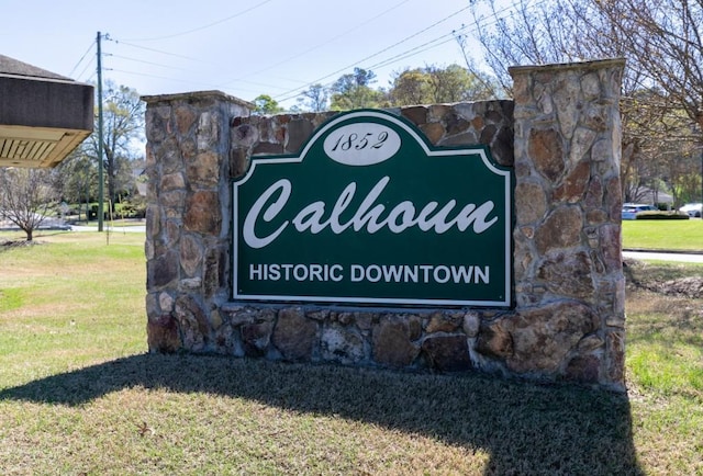 community sign with a yard
