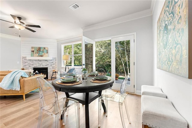 dining room featuring ornamental molding, light wood-type flooring, and ceiling fan