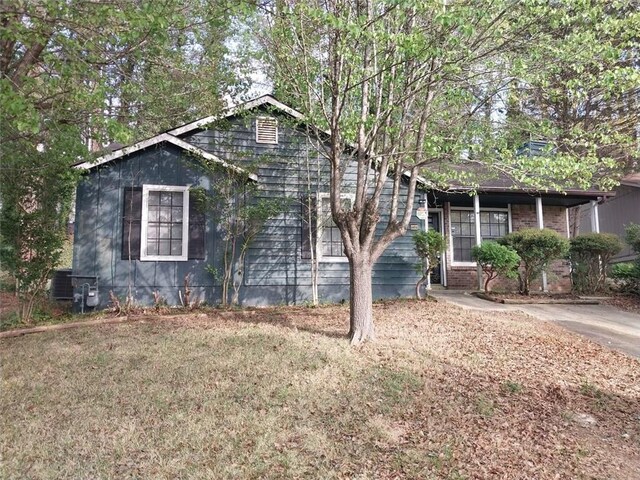 view of front of property with brick siding and a front lawn