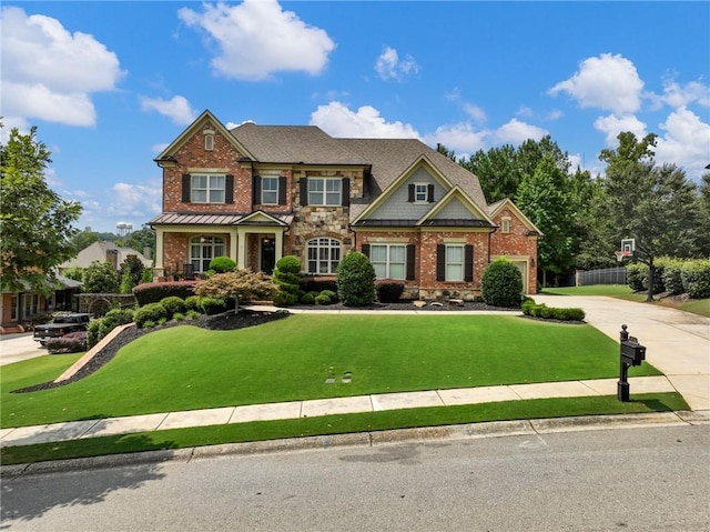 craftsman inspired home featuring a front lawn