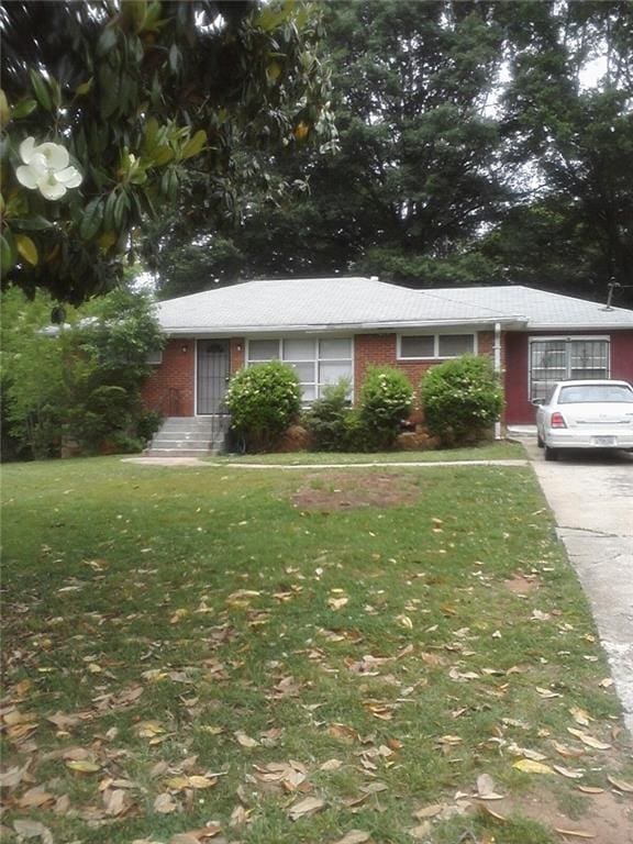 view of front of property with a front lawn