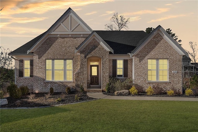 view of front of property featuring a lawn