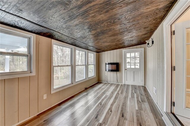 unfurnished bedroom featuring a closet, light hardwood / wood-style flooring, and ceiling fan