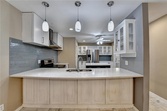 kitchen featuring white cabinetry, sink, stainless steel appliances, backsplash, and kitchen peninsula