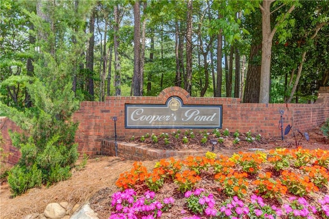 view of community / neighborhood sign